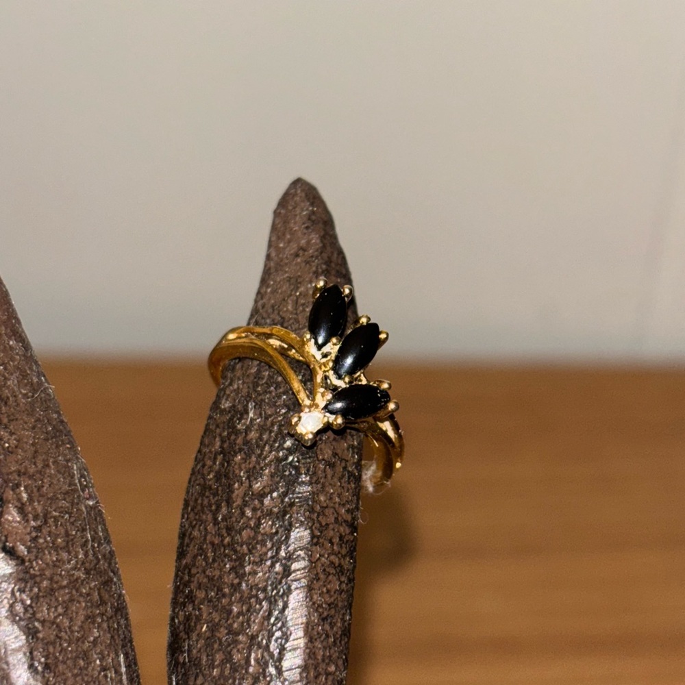 Vintage Chic Black and Gold Women's Ring